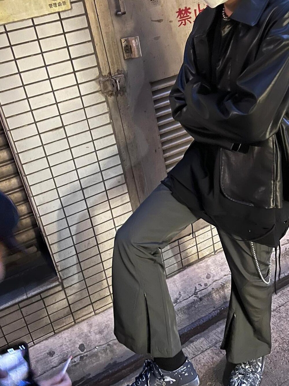 「Maison Margielaのアイテム（スニーカー、ブラック系）」を使った、Vさん（メンズ・171cm）の冬コーディネートの1枚目の写真