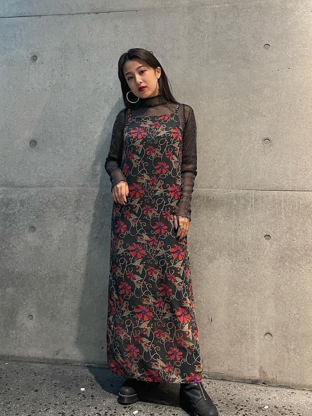 ブラック系のTシャツ/カットソー、グリーン系のワンピースを着用したレディースの冬コーディネートの1枚目の写真