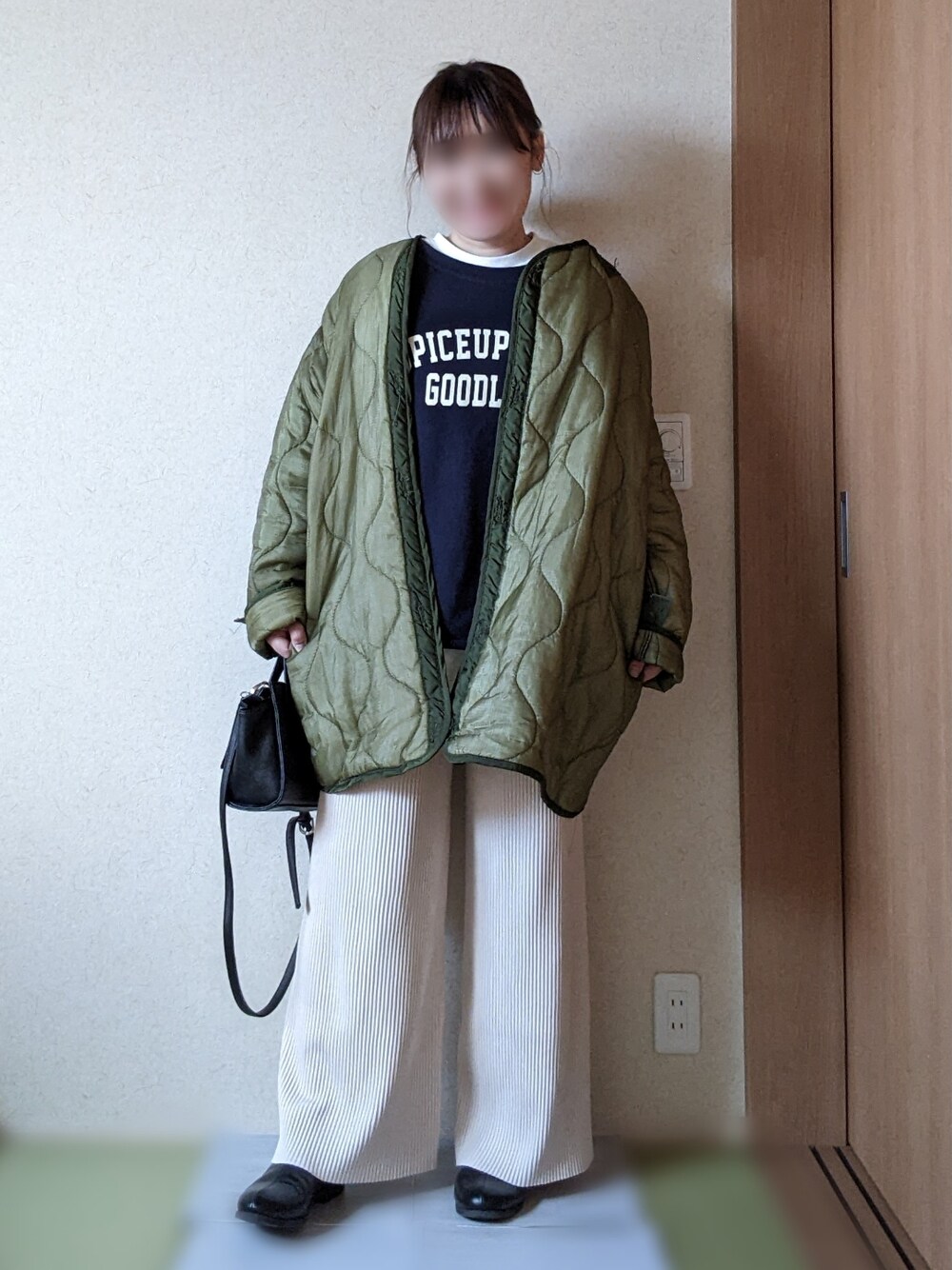 ブルー系のスウェット、グリーン系のジャケット/アウター、ベージュ系のパンツを着用したレディースの春コーディネートの3枚目の写真