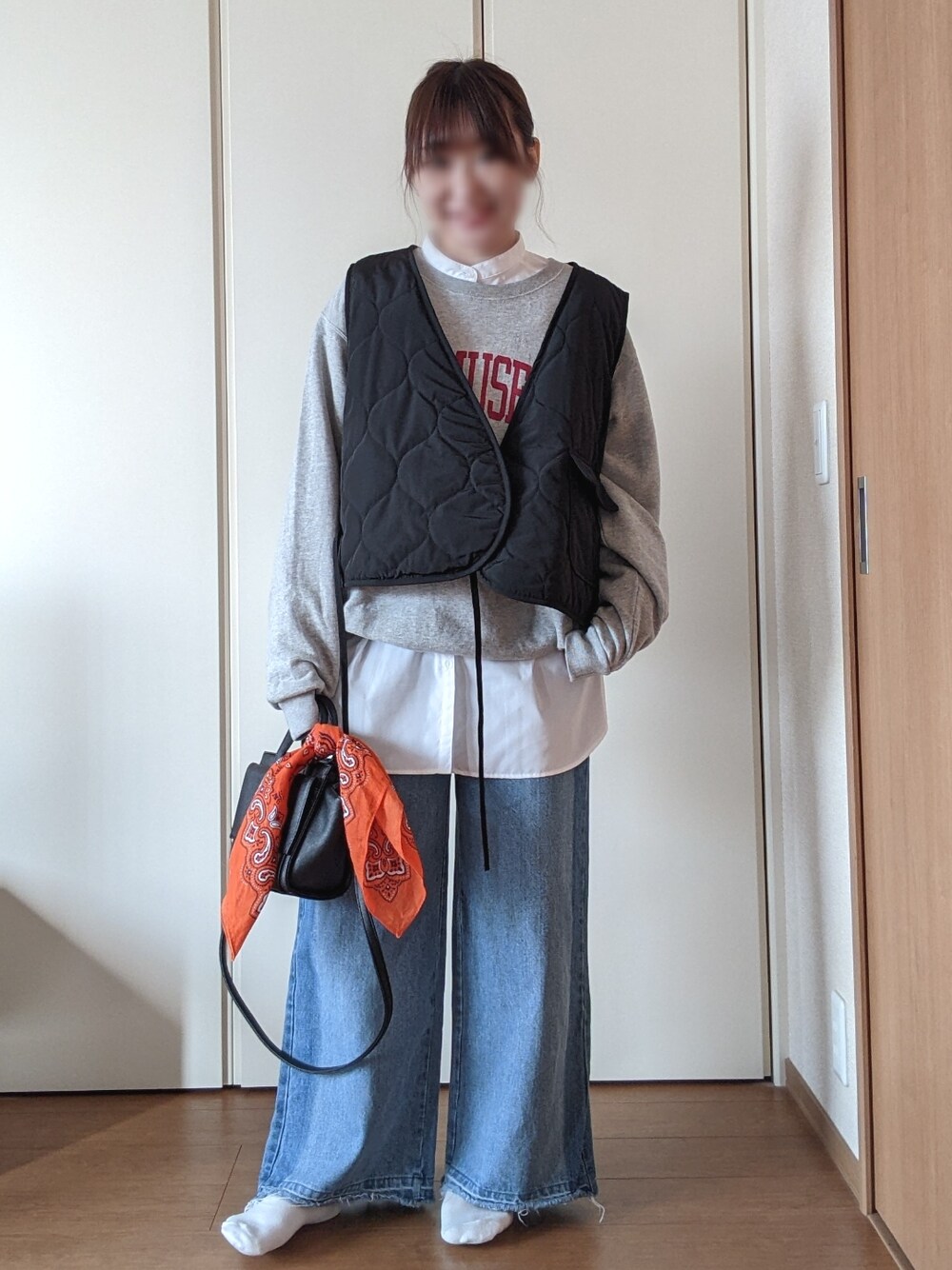 グレー系のスウェット、ホワイト系のシャツ/ブラウスを着用したレディースの春コーディネートの2枚目の写真