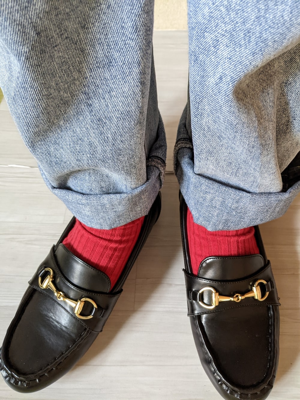 グレー系のスウェット、ブルー系のデニムパンツ、ブラック系のローファーを着用したレディースの冬コーディネートの3枚目の写真