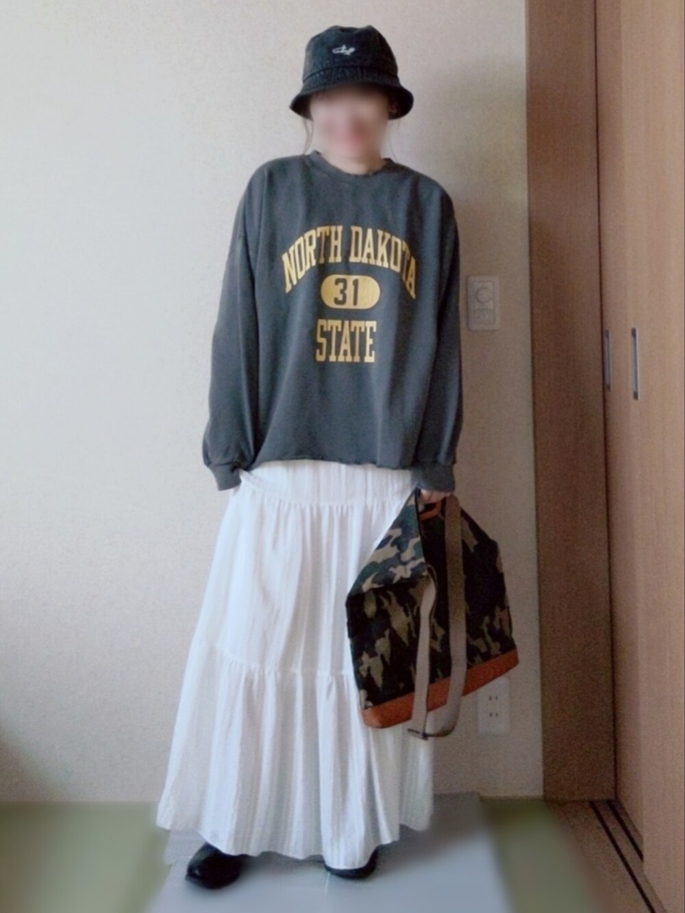 グレー系のスウェット、ホワイト系のスカート、その他のバッグを着用したレディースの冬コーディネートの3枚目の写真