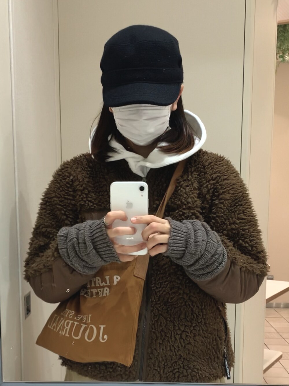 「冬コーデ、大人カジュアル、休日コーデ、キャスケット」｜「CA4LAのアイテム（キャスケット、ブラック系）」を使った、sakさん（レディース・164cm）の冬コーディネートの1枚目の写真