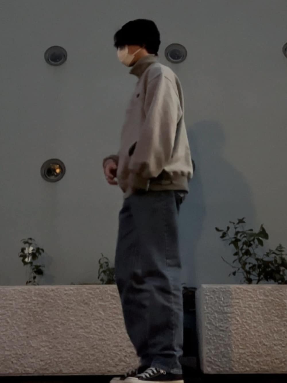 グレー系のパーカー、グレー系のスウェット、ブルー系のデニムパンツを着用したメンズの冬コーディネートの1枚目の写真