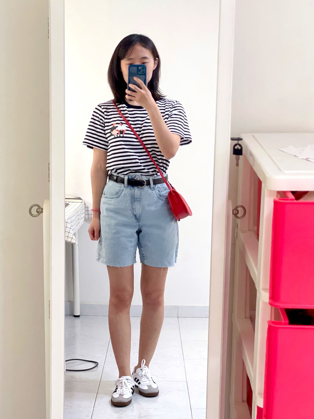 「summer、girl、casual、kicks、Bermuda shorts、whydidibuythis」｜「UNIQLOのアイテム（Tシャツ/カットソー、その他）」を使った、sushibakerさん（レディース・161cm）の冬コーディネートの1枚目の写真