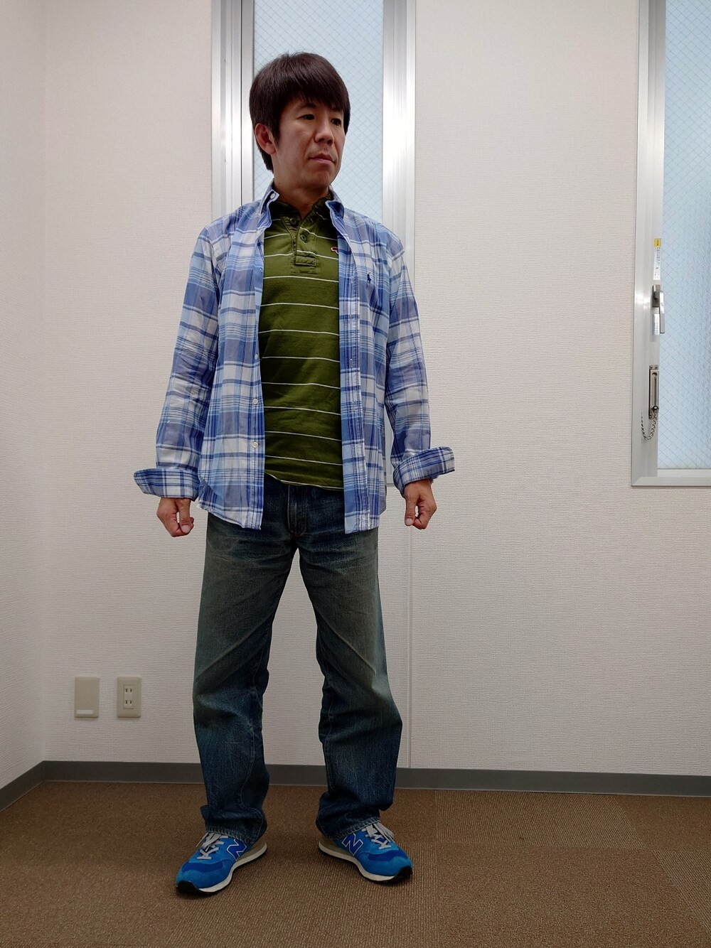 ブルー系のデニムパンツ、ブルー系のシャツ/ブラウス、ブルー系のスニーカーを着用したメンズの夏コーディネートの1枚目の写真