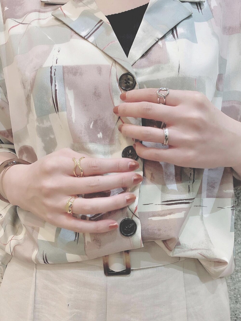 「大人コーデ、きれいめカジュアル、プチプラコーデ、休日スタイル、ショートパンツ、シャツスタイル、ベージュ、淡色コーデ、おしゃれさんと繋がりたい、短パン、秋服準備はじめました」｜「しまむらのアイテム（シャツ/ブラウス、ベージュ系）」を使った、Kyu◡̈⃝⋆*さん（レディース・165cm）の夏コーディネートの1枚目の写真