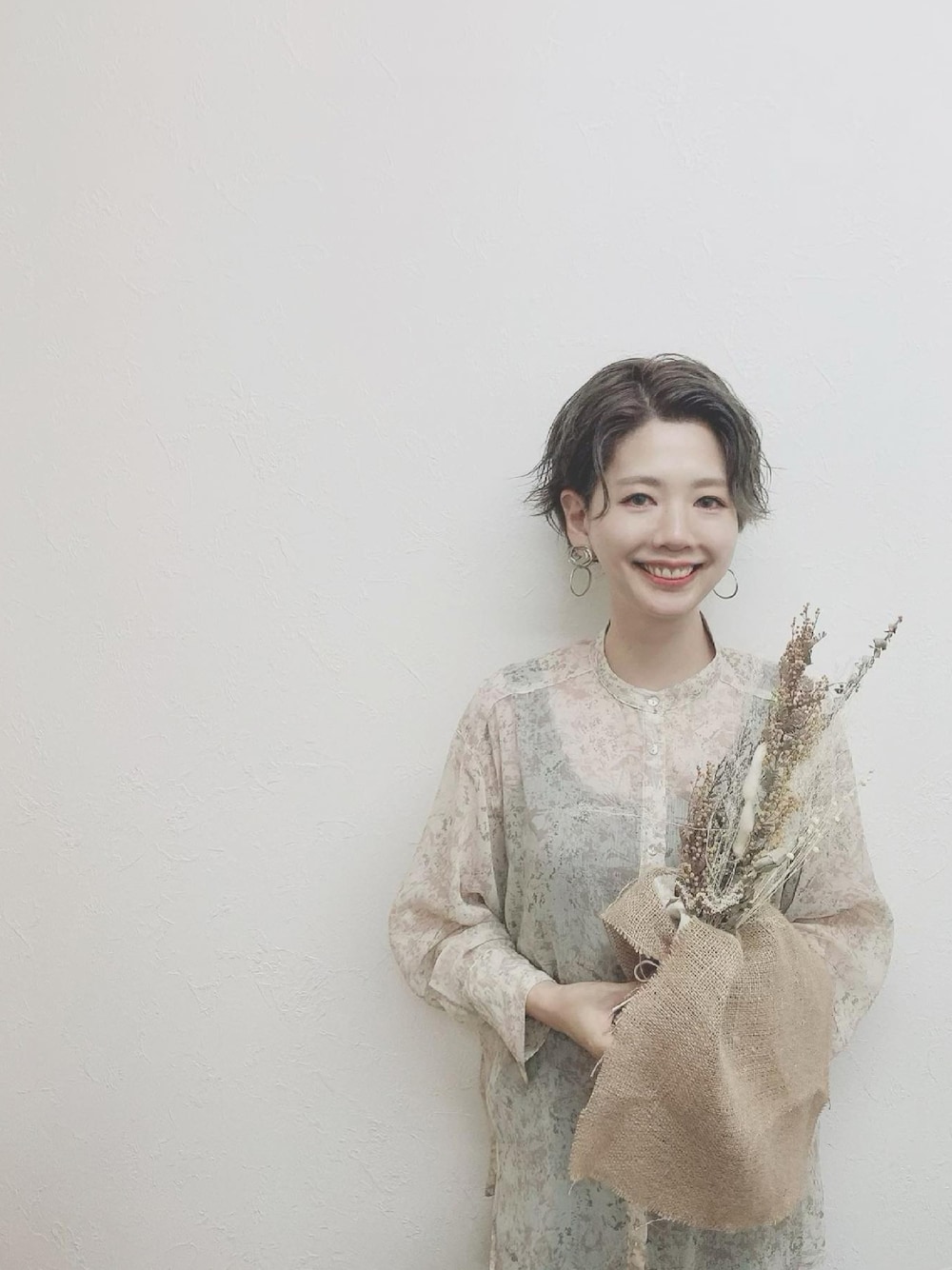 「オトナカジュアル、お洒落さんとつながりたい、シアーシャツ、淡色コーデ、シンプル、ワントーンコーデ、earth music&ecology、夏、シャツスタイル」｜「earth music&ecologyのバンドカラーシアーシャツ ＊（シャツ/ブラウス、ベージュ系）」を使った、Kyu◡̈⃝⋆*さん（レディース・165cm）の夏コーディネートの1枚目の写真