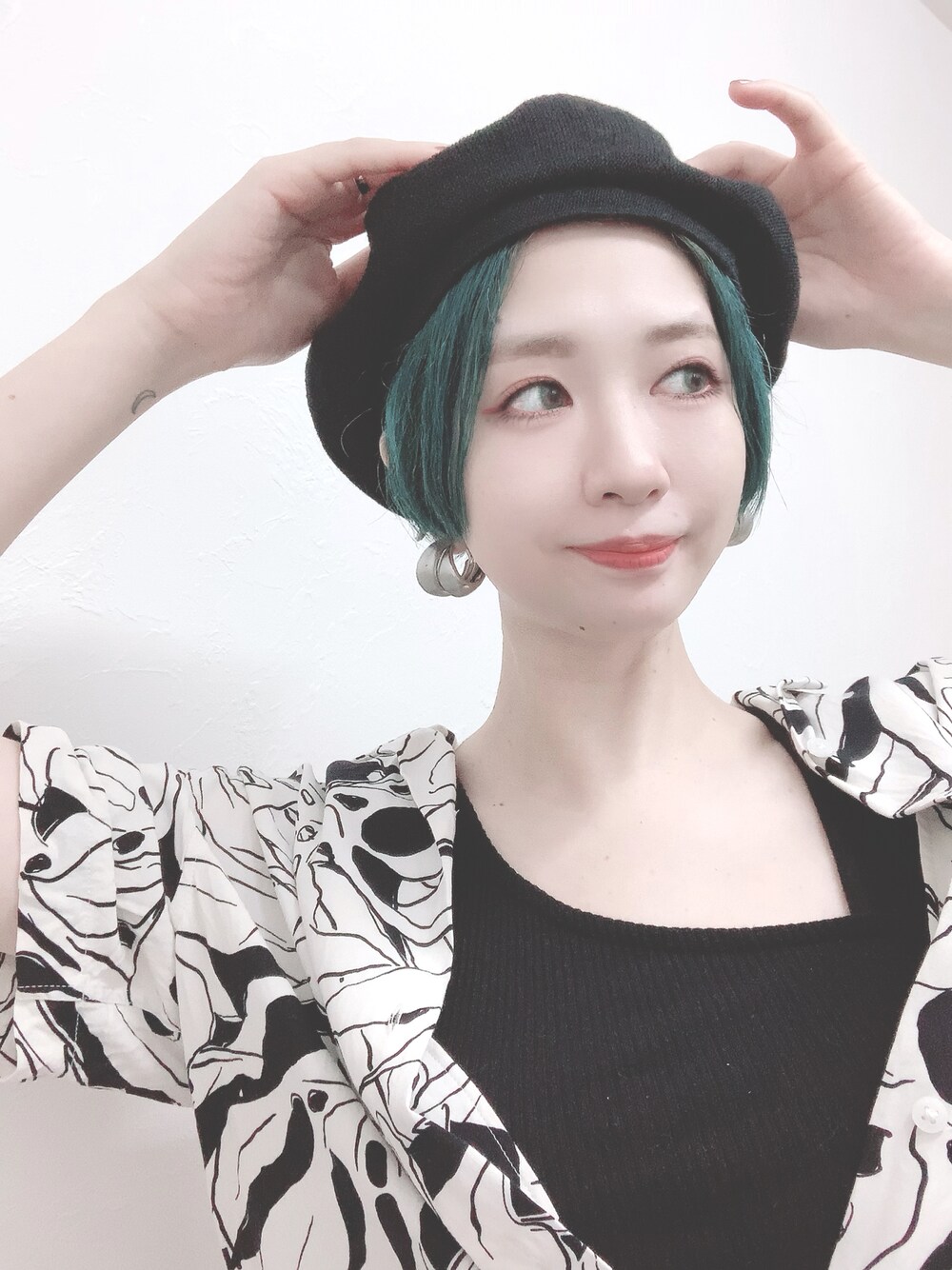 「夏、モノトーンコーデ、休日コーデ、ベレー帽、リラックススタイル、シャツスタイル、オトナ女子、タンクトップ、H&M、ゆるコーデ」｜「green label relaxingのNFC サーモマリンベレー帽（ハンチング/ベレー帽、ブラック系）」を使った、Kyu◡̈⃝⋆*さん（レディース・165cm）の夏コーディネートの1枚目の写真
