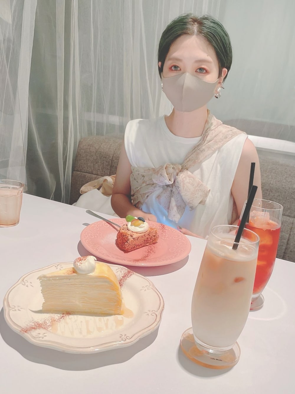「大人コーデ、休日スタイル、今日のコーデ、くすみカラー、夏コーデ、たすき掛け、ベージュ、ゆるコーデ、ワントーンコーデ、ノースリーブ」｜「earth music&ecologyのアイテム（シャツ/ブラウス、ホワイト系）」を使った、Kyu◡̈⃝⋆*さん（レディース・165cm）の夏コーディネートの1枚目の写真