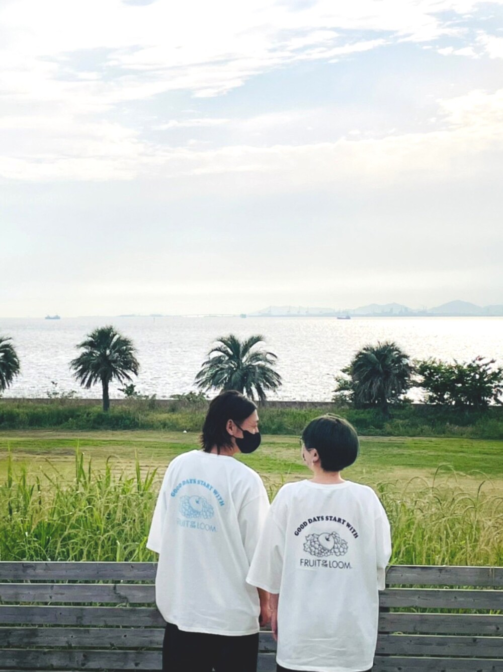 「休日スタイル、カジュアルコーデ、オトナ女子、ビッグシルエット、オーバーサイズ、Tシャツ、リンクコーデ、大人カジュアル、白Tシャツ、ペアルック」｜「FRUIT OF THE LOOMの【FRUIT OF THE LOOM/フルーツオブザルーム】various print patterns SS TEE/プリントTEEシャツ1&2（Tシャツ/カットソー、ホワイト系）」を使った、Kyu◡̈⃝⋆*さん（レディース・165cm）の春コーディネートの1枚目の写真
