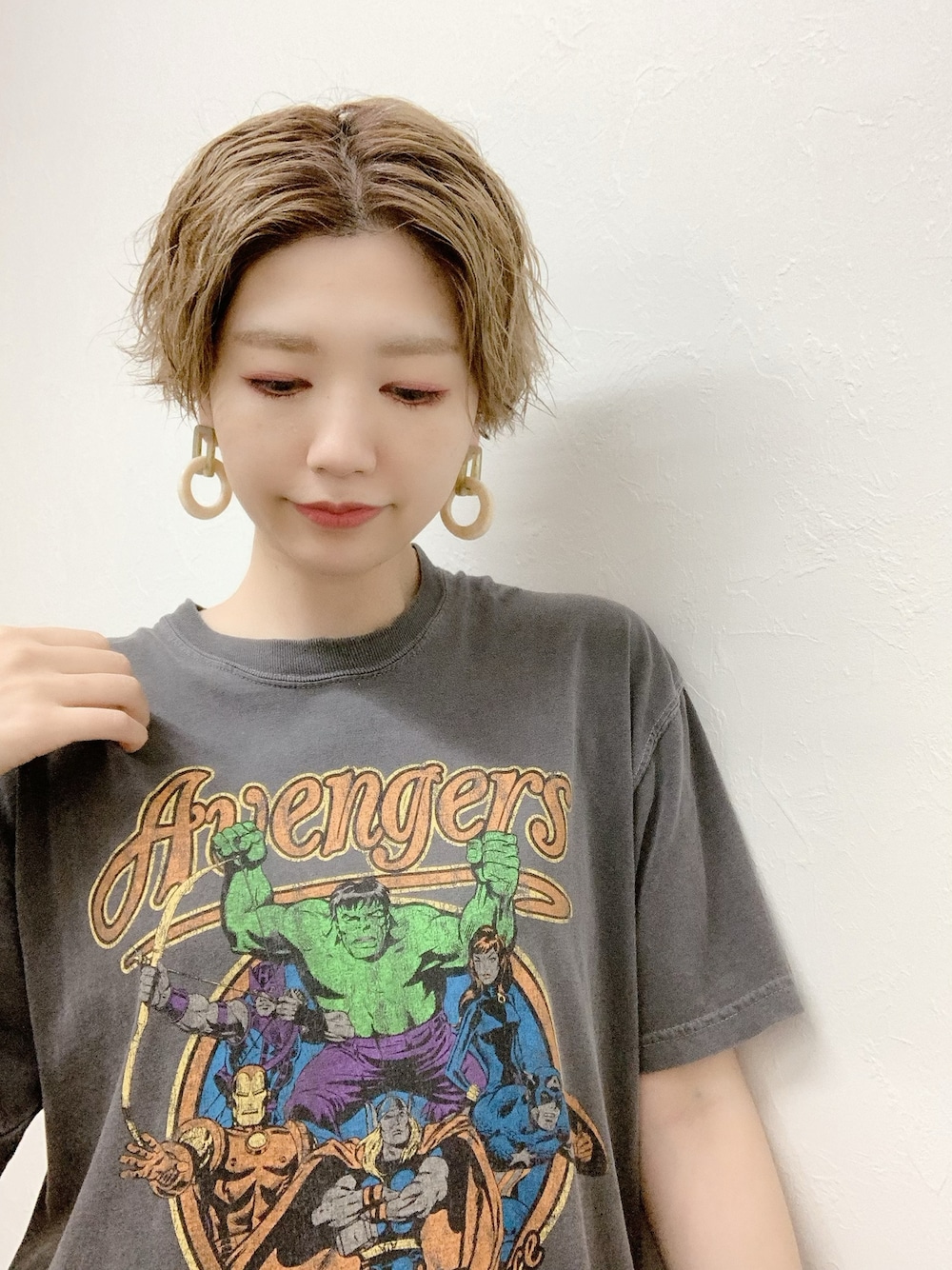 「夏コーデ、シンプルコーデ、Tシャツ、wcloset、古着、天パ、ヴィンテージ、ゆるコーデ、大人コーデ、ベージュ」｜「w closetのヴィンテージ風プリントTee（Tシャツ/カットソー、グレー系）」を使った、Kyu◡̈⃝⋆*さん（レディース・165cm）の夏コーディネートの1枚目の写真