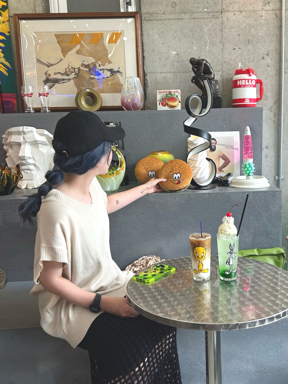 「ベスト、キャップ、ニューエラ、モノトーン、オトナ女子、休日スタイル、大人カジュアル、タイトスカート」｜「wee9sのover size HOSOMIE vest / オーバーサイズ細見えニットベスト（ベスト、ホワイト系）」を使った、Kyu◡̈⃝⋆*さん（レディース・165cm）の秋コーディネートの1枚目の写真