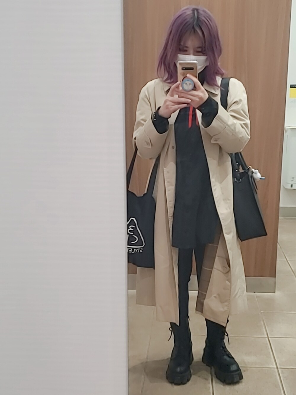 「春コーデ、シンプル、パンツスタイル、骨格ウェーブ、おしゃれさんと繋がりたい、ootd、ブラック、デニム、レースアップブーツ、デニムパンツ、GUCCI、burberry、トレンチコート、jouetie、EMODA」｜「jouetieのティアードチュニックシャツ（シャツ/ブラウス、ブラック系）」を使った、うゆさん（レディース・152cm）の春コーディネートの1枚目の写真