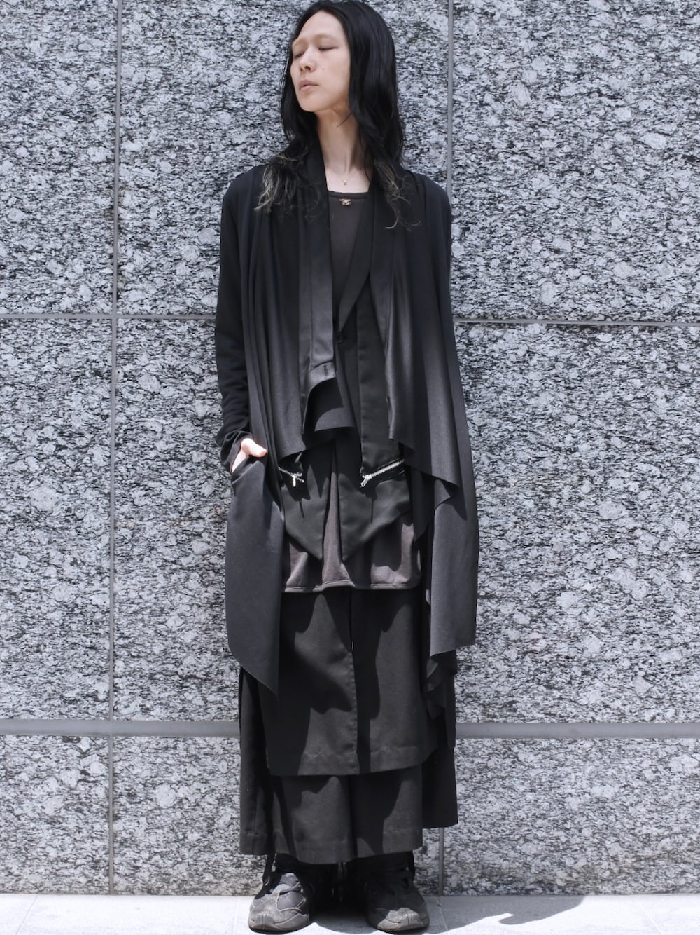 ブラック系のカーディガン/ボレロ、ブラック系のベスト、ブラック系のTシャツ/カットソーを着用したメンズの秋コーディネートの1枚目の写真