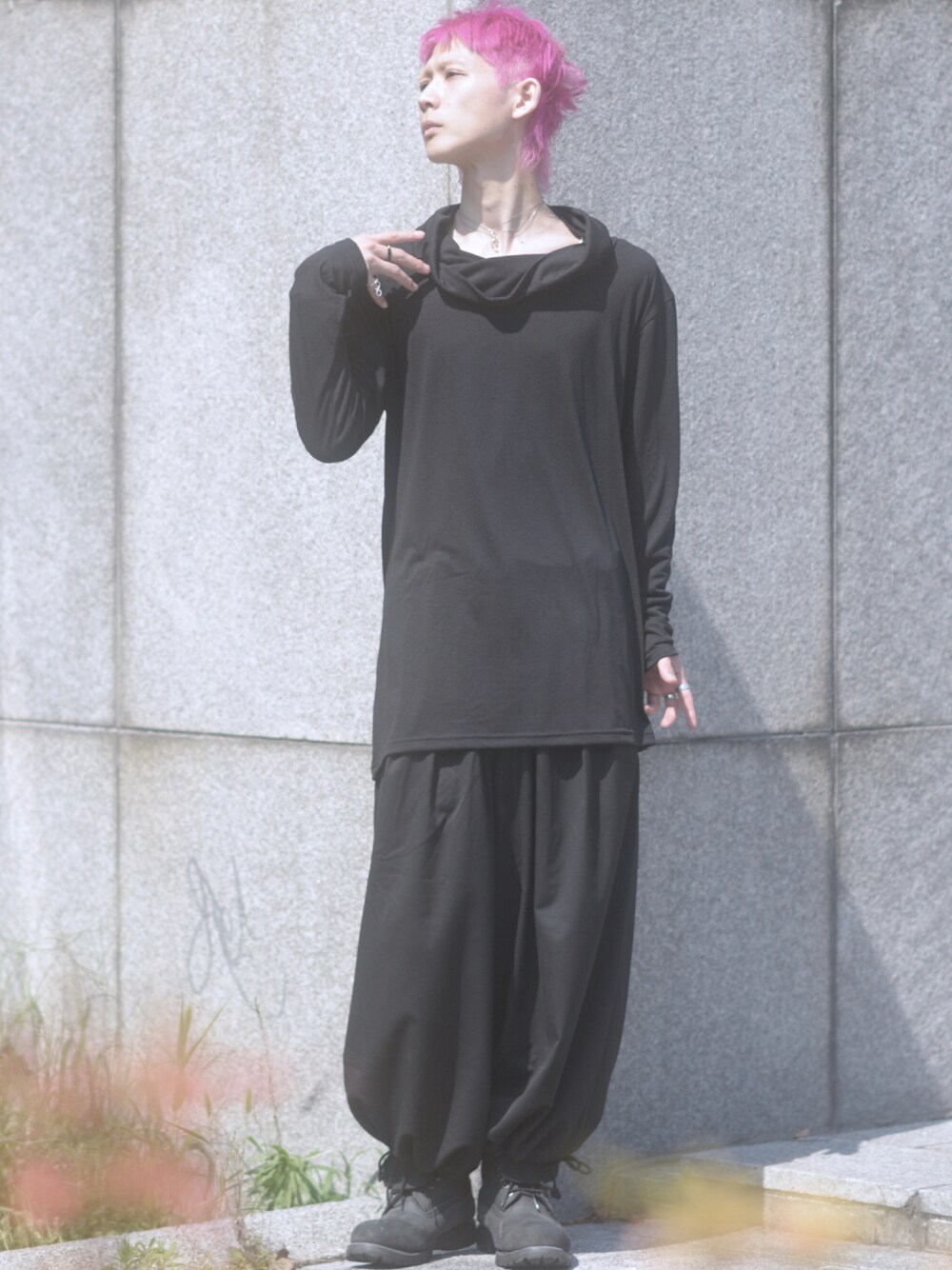 「モード、モノトーン、モノトーンコーデ、オールブラック、ブラックコーデ、黒コーデ、黒Tシャツ、ワイドパンツ、ストリート、ブーツ、ワントーンコーデ、ロンT、ストリートMIX、ユニセックス、albino」｜「ALBINOのカウルネックロング丈カットソー（Tシャツ/カットソー、ブラック系）」を使った、ShotaroKonishiさん（メンズ・175cm）の秋コーディネートの1枚目の写真
