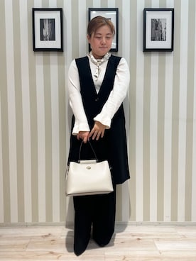 「SHOO・LA・RUE（シューラルー）の【洗濯機可/セットアップ可/S-3L】きちんと楽に。カットジョーゼット ロングジレ（ベスト、ブラック系）」を使った、みさぼうさん（レディース・160cm）の冬コーディネート