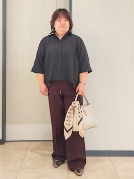 「grove（グローブ）の【2WAY】1枚でも羽織っても。使える大人のシャツスタイル（シャツ/ブラウス、ブラック系）」を使った、minoriさん（レディース・155cm）の夏コーディネート