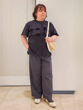 「grove（グローブ）の甘さを抑えた大人のラッフルフリルブラウス（シャツ/ブラウス、ブラック系）」を使った、minoriさん（レディース・155cm）の春コーディネート