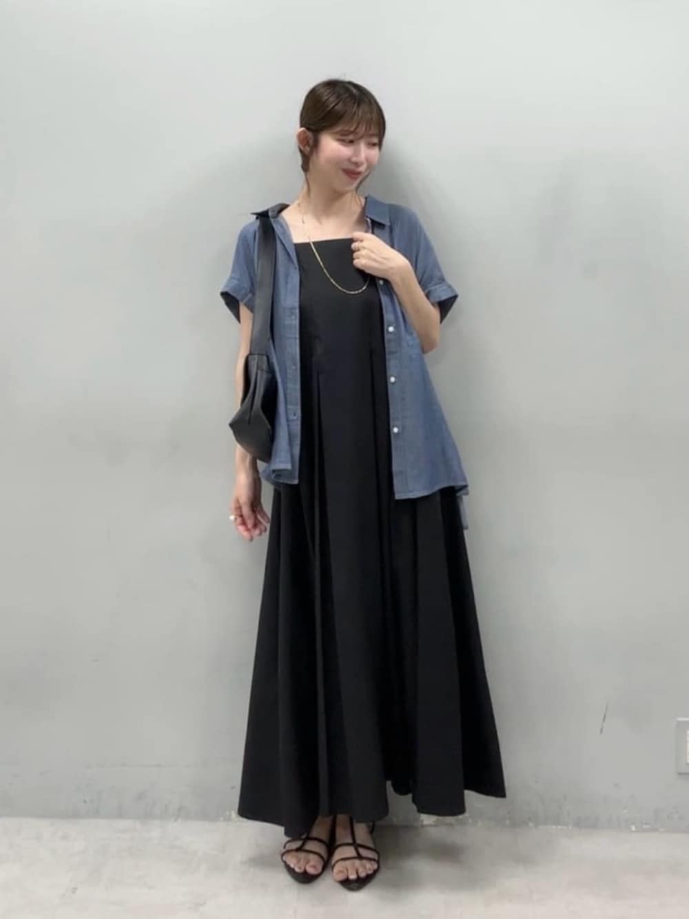 ブラック系のショルダーバッグ、ブルー系のシャツ/ブラウスを着用したレディースの夏コーディネートの1枚目の写真
