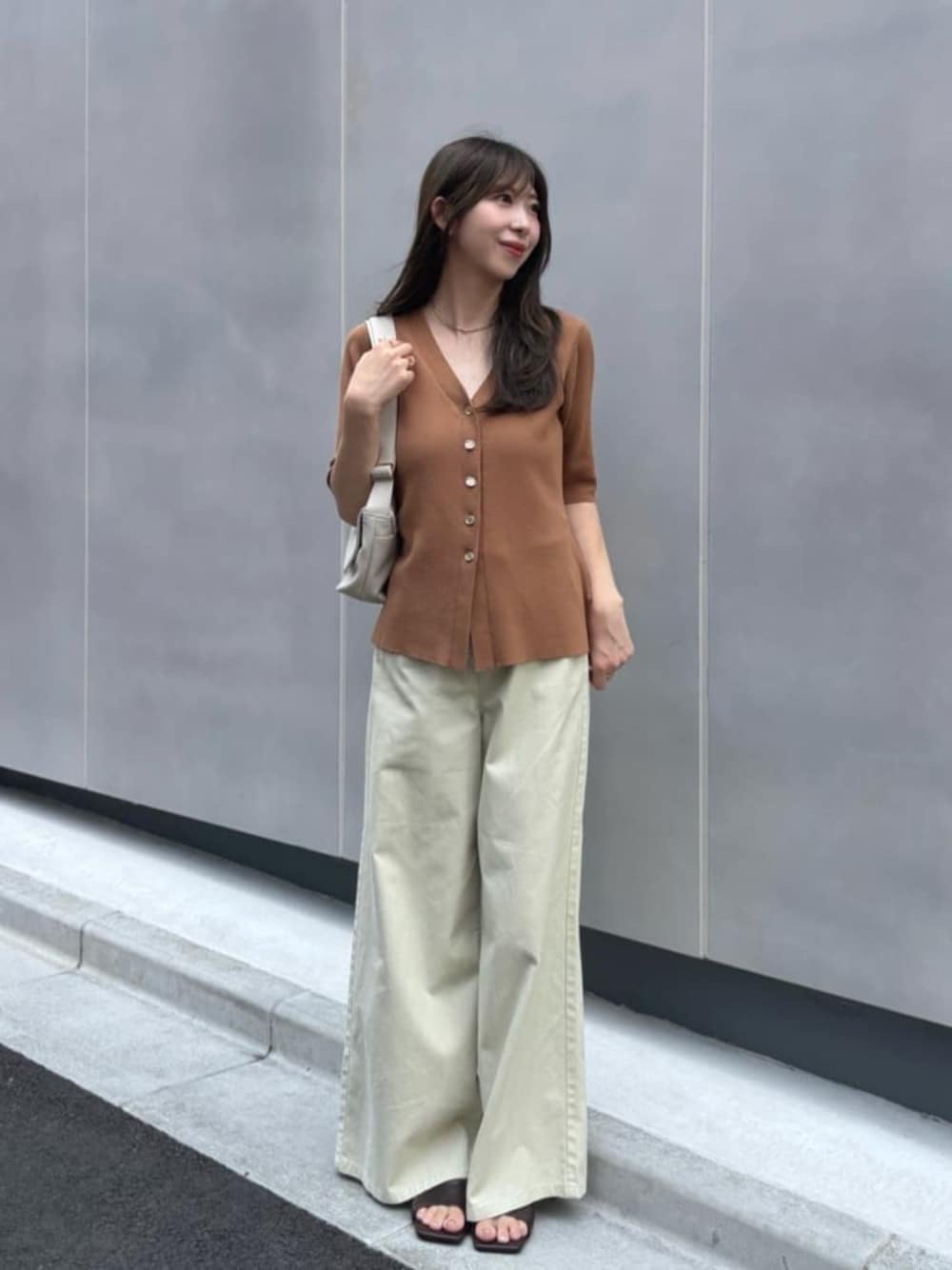 ベージュ系のその他パンツ、ホワイト系のショルダーバッグ、イエロー系のカーディガン/ボレロを着用したレディースの夏コーディネートの1枚目の写真