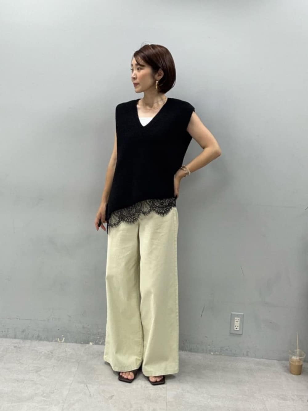 ホワイト系のキャミソール、ベージュ系のその他パンツ、ブラック系のキャミソールを着用したレディースの夏コーディネートの1枚目の写真