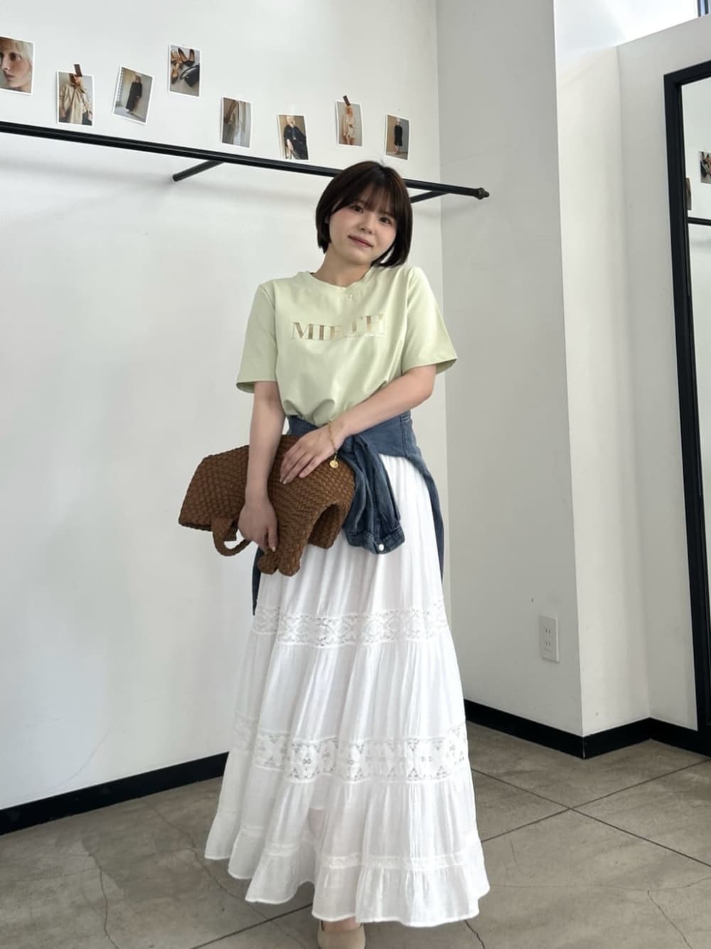 ホワイト系のスカート、グリーン系のTシャツ/カットソー、ブルー系のシャツ/ブラウスを着用したレディースの春コーディネートの1枚目の写真