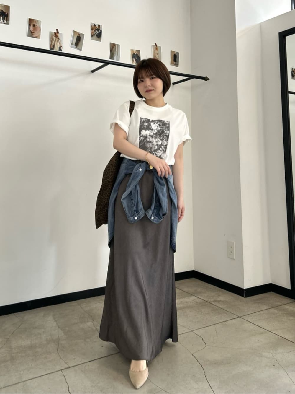 その他のTシャツ/カットソー、ブルー系のシャツ/ブラウス、ブラック系のスカートを着用したレディースの春コーディネートの1枚目の写真