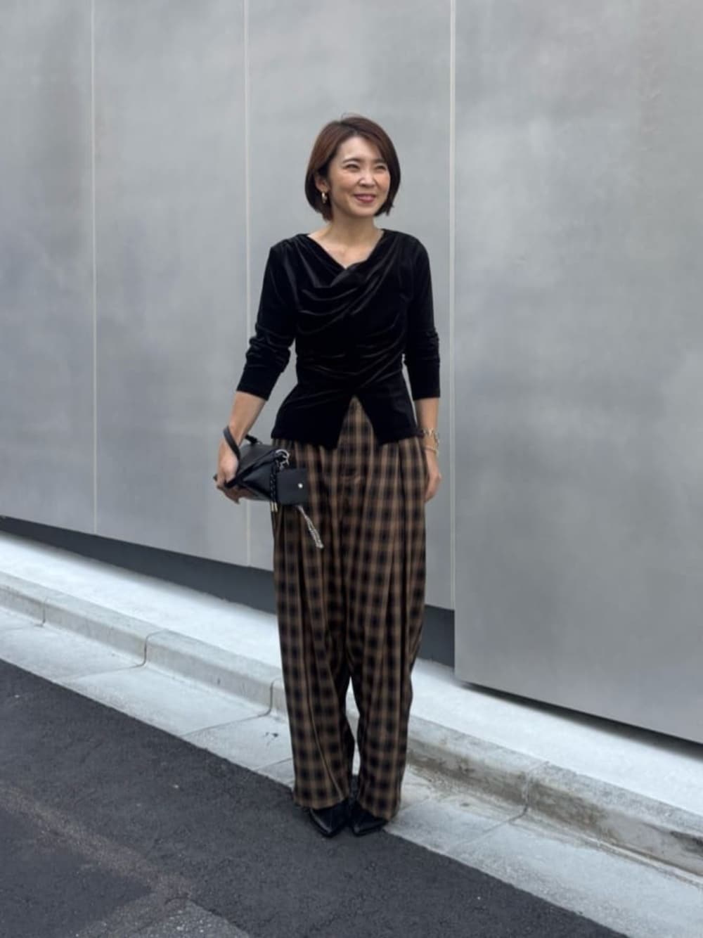 ブラック系のショルダーバッグ、ブラック系のTシャツ/カットソーを着用したレディースの夏コーディネートの1枚目の写真