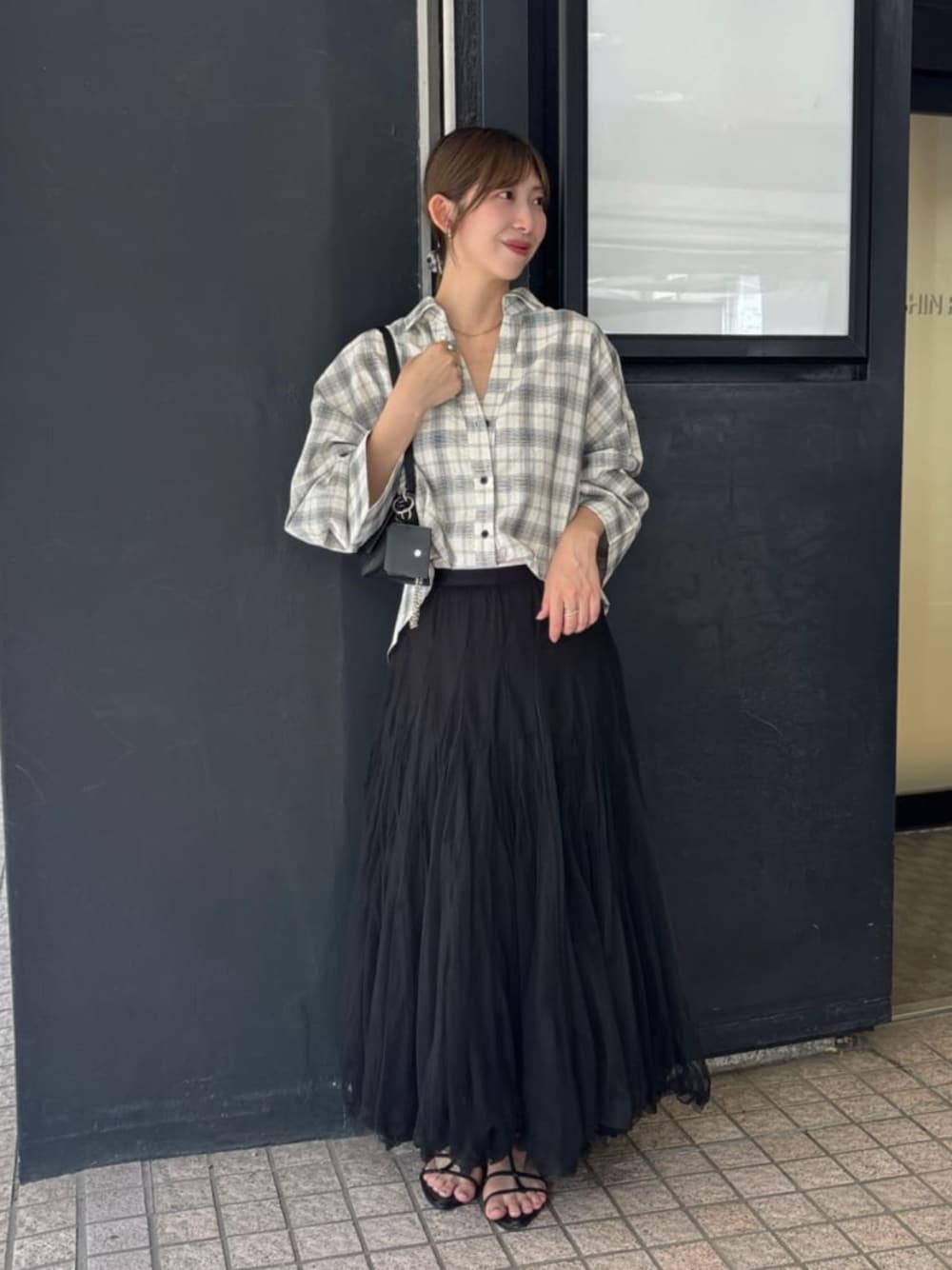 ブラック系のショルダーバッグ、その他のシャツ/ブラウス、ブラック系のスカートを着用したレディースの夏コーディネートの1枚目の写真