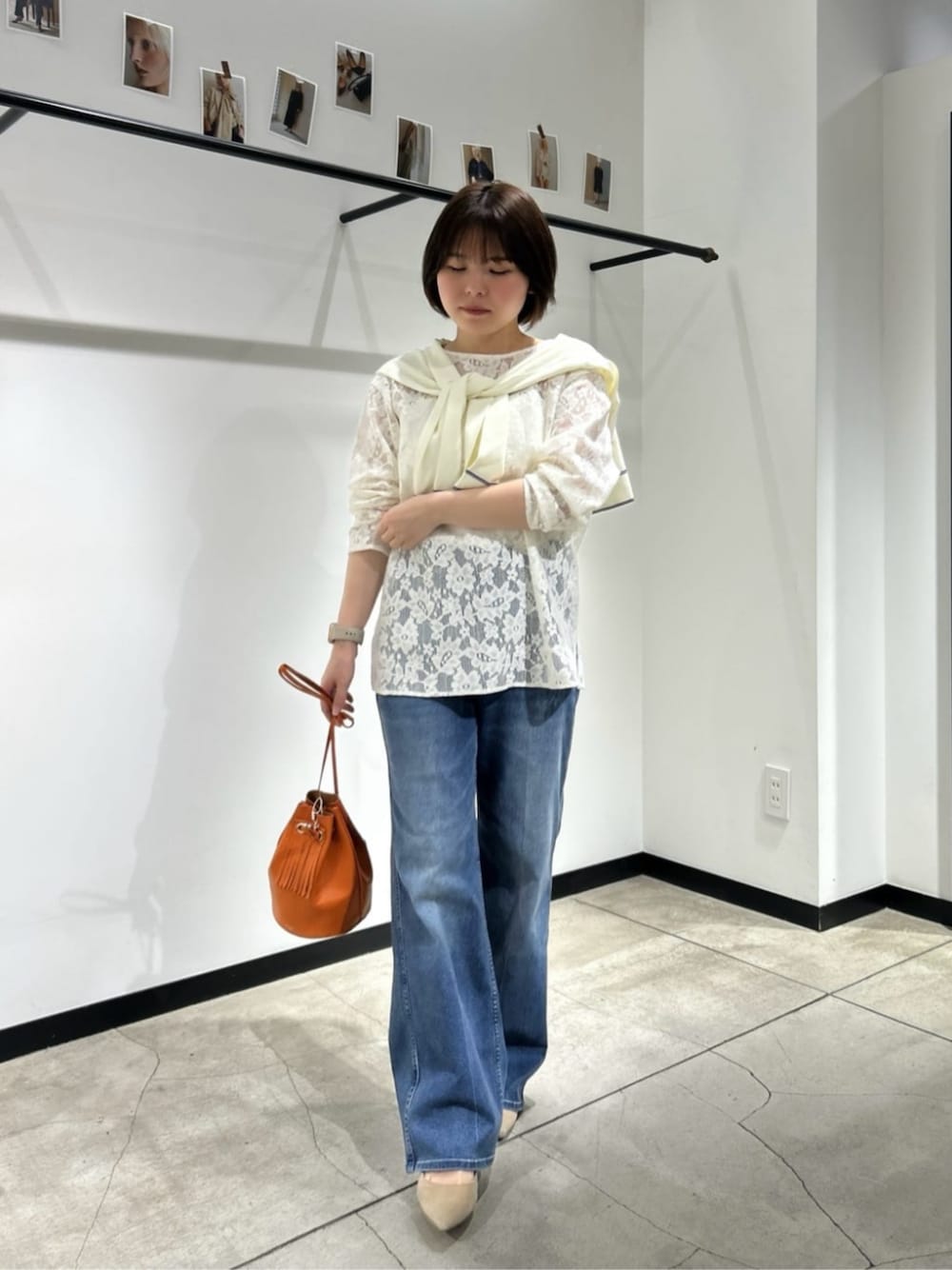 ホワイト系のシャツ/ブラウス、ホワイト系のカーディガン/ボレロ、ホワイト系のキャミソールを着用したレディースの夏コーディネートの1枚目の写真