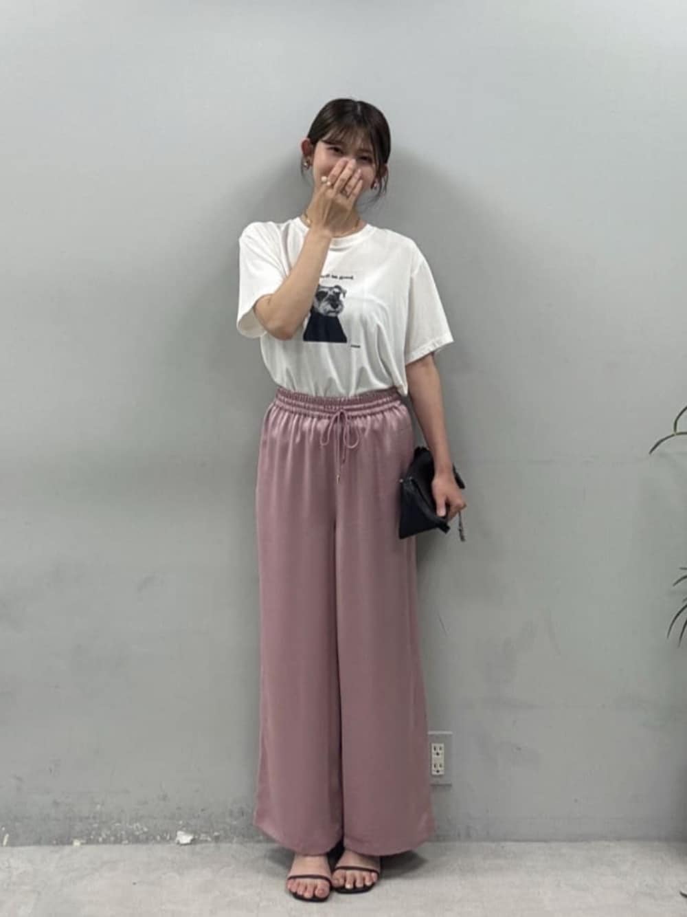 ブラック系のショルダーバッグ、ピンク系のその他パンツを着用したレディースの夏コーディネートの1枚目の写真