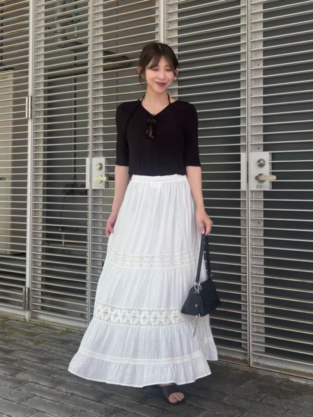 ブラック系のショルダーバッグ、ブラック系のTシャツ/カットソーを着用したレディースの春コーディネートの1枚目の写真