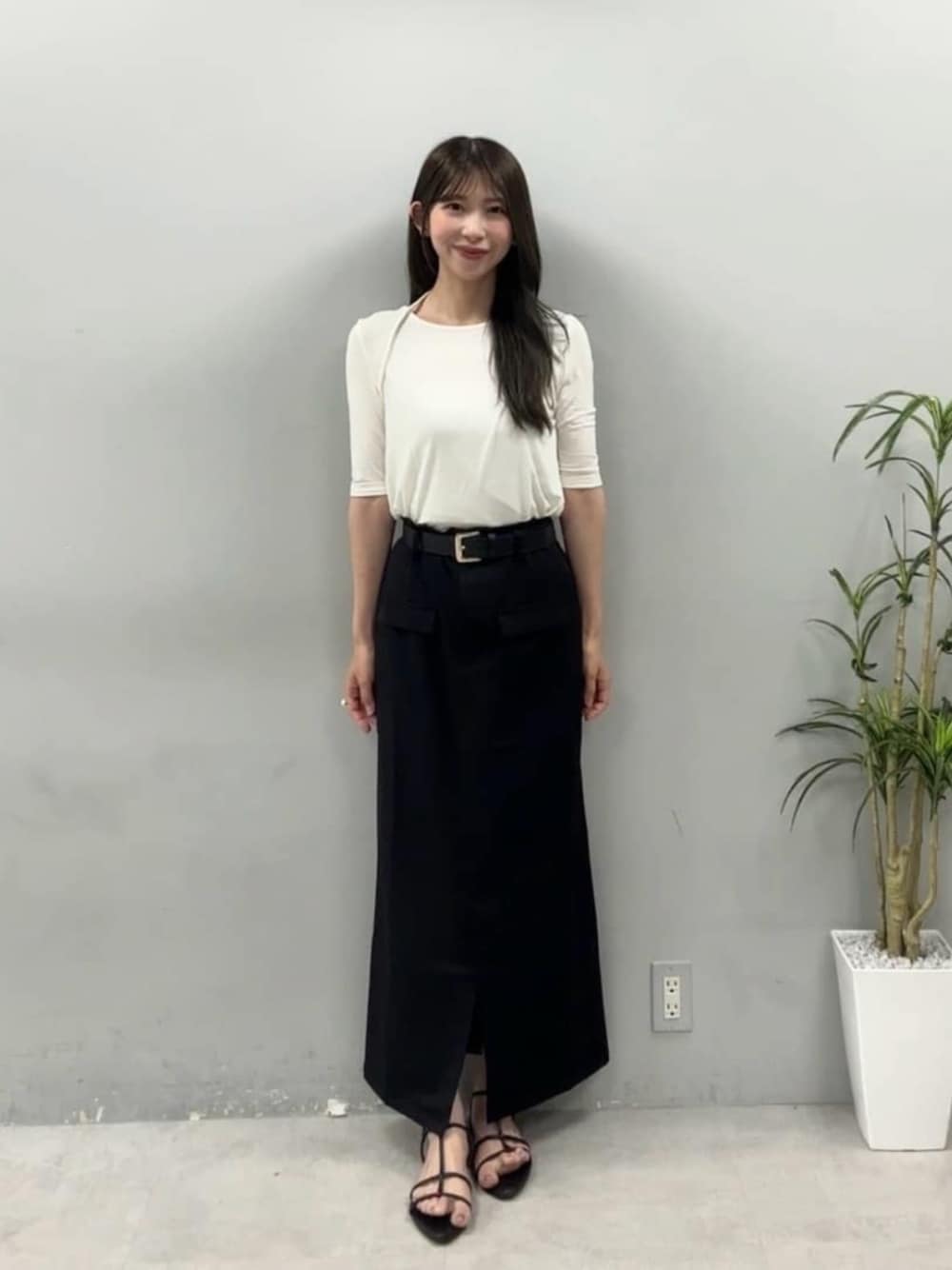 ホワイト系のTシャツ/カットソーを着用したレディースの夏コーディネートの1枚目の写真