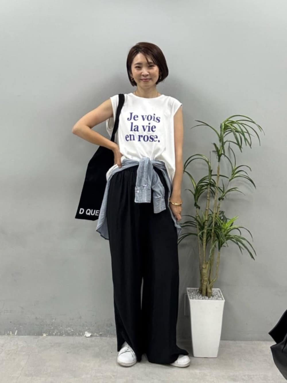 ホワイト系のTシャツ/カットソー、ブラック系のその他パンツ、ブラック系のトートバッグを着用したレディースの夏コーディネートの1枚目の写真