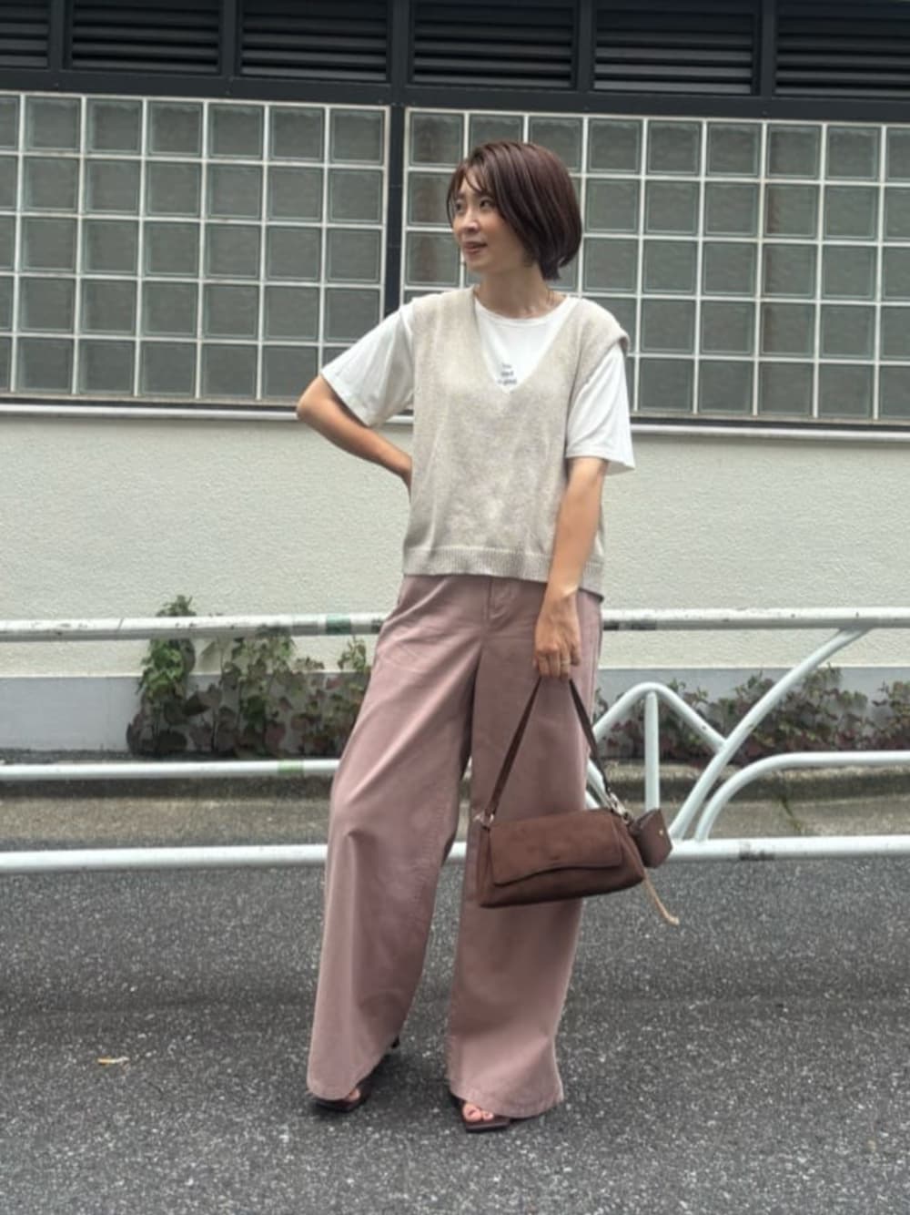 ブラウン系のショルダーバッグ、その他のTシャツ/カットソー、ピンク系のその他パンツを着用したレディースの夏コーディネートの1枚目の写真