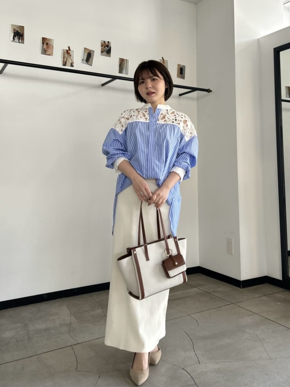 その他のシャツ/ブラウス、ホワイト系のスカート、イエロー系のトートバッグを着用したレディースの春コーディネートの1枚目の写真
