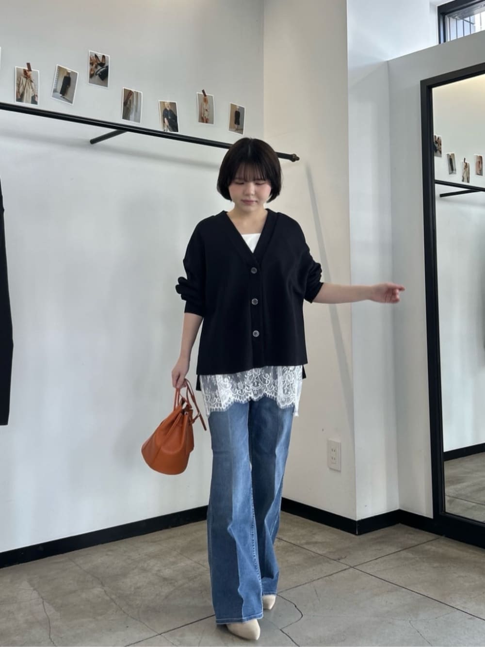 ブルー系のカーディガン/ボレロ、ブルー系のデニムパンツを着用したレディースの春コーディネートの1枚目の写真