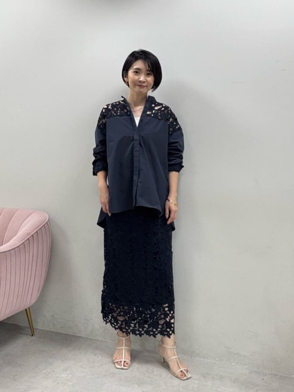 ブルー系のシャツ/ブラウス、ブルー系のスカートを着用したレディースの春コーディネートの1枚目の写真