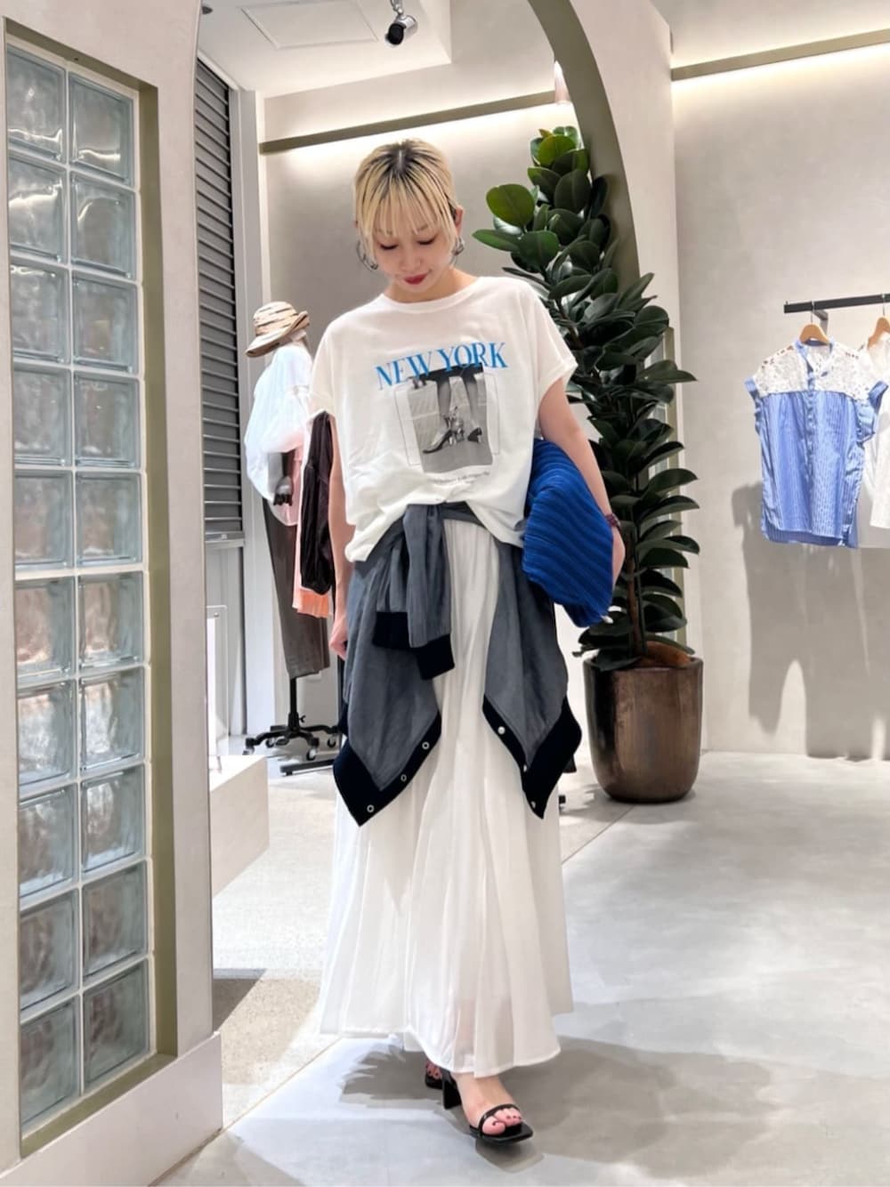 ブルー系のブルゾン、ホワイト系のTシャツ/カットソーを着用したレディースの夏コーディネートの1枚目の写真