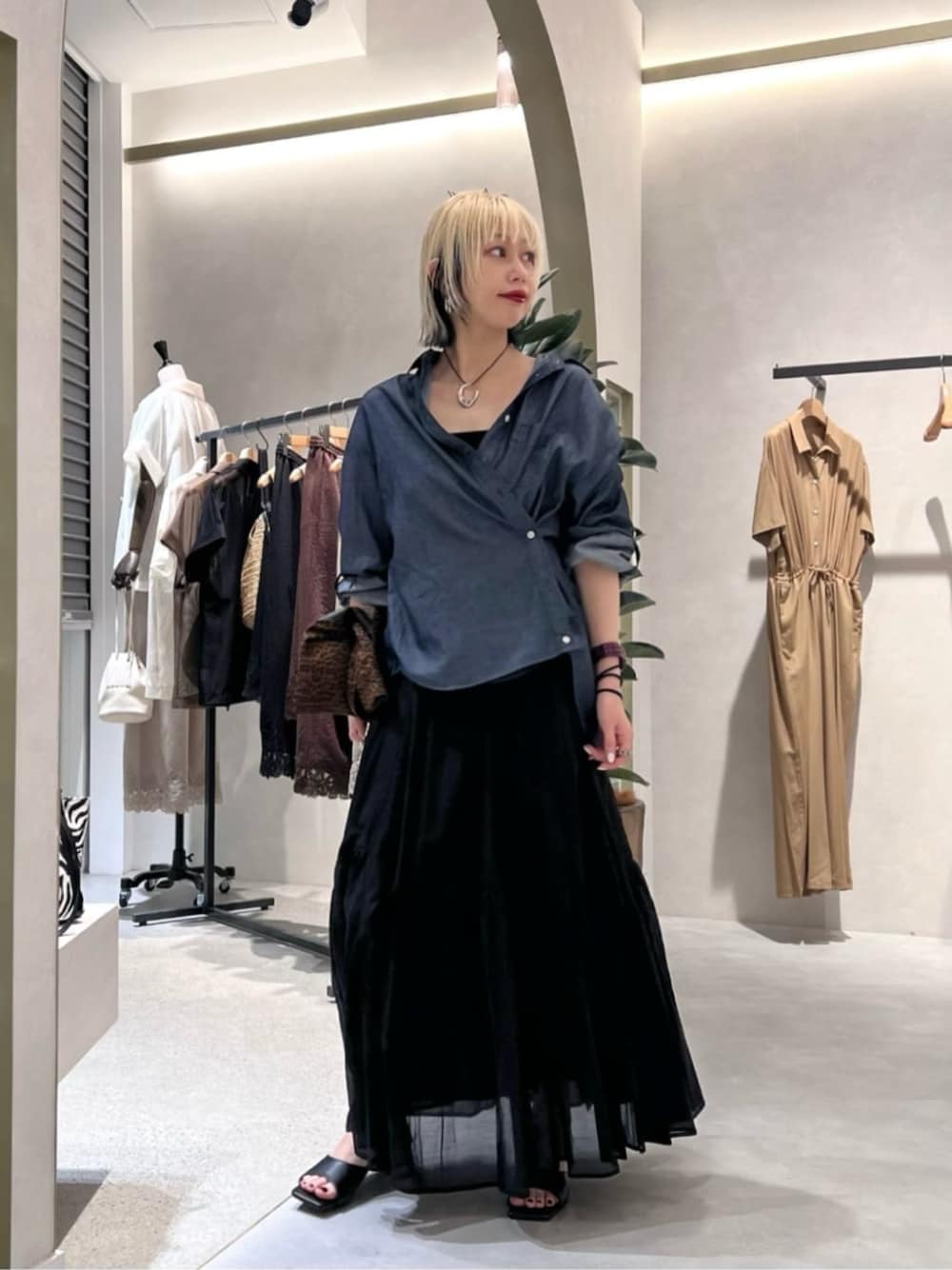 その他のトートバッグ、ブラック系のサンダル、ブルー系のシャツ/ブラウスを着用したレディースの夏コーディネートの1枚目の写真
