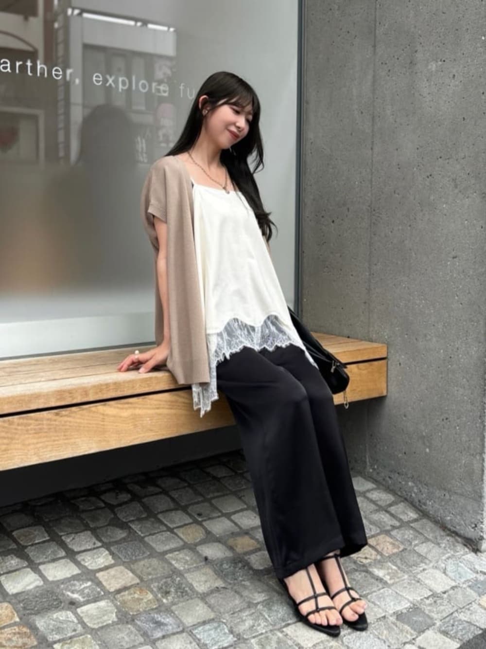 ベージュ系のベスト、ブラック系のその他パンツを着用したレディースの夏コーディネートの1枚目の写真
