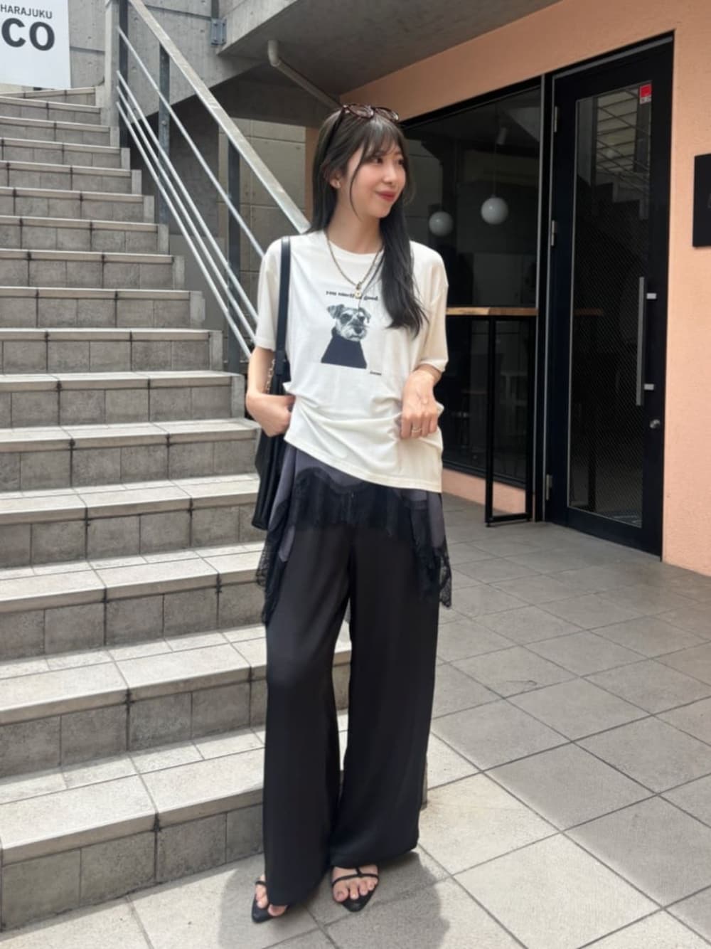 グレー系のキャミソール、その他のTシャツ/カットソー、ブラック系のその他パンツを着用したレディースの夏コーディネートの1枚目の写真