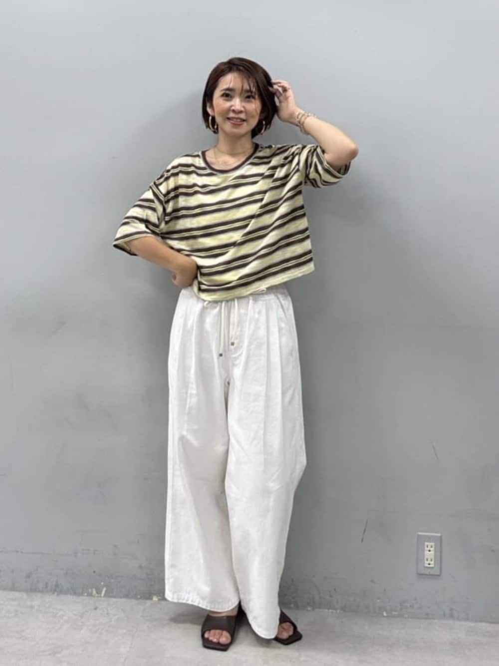 ホワイト系のデニムパンツ、イエロー系のTシャツ/カットソーを着用したレディースの夏コーディネートの1枚目の写真