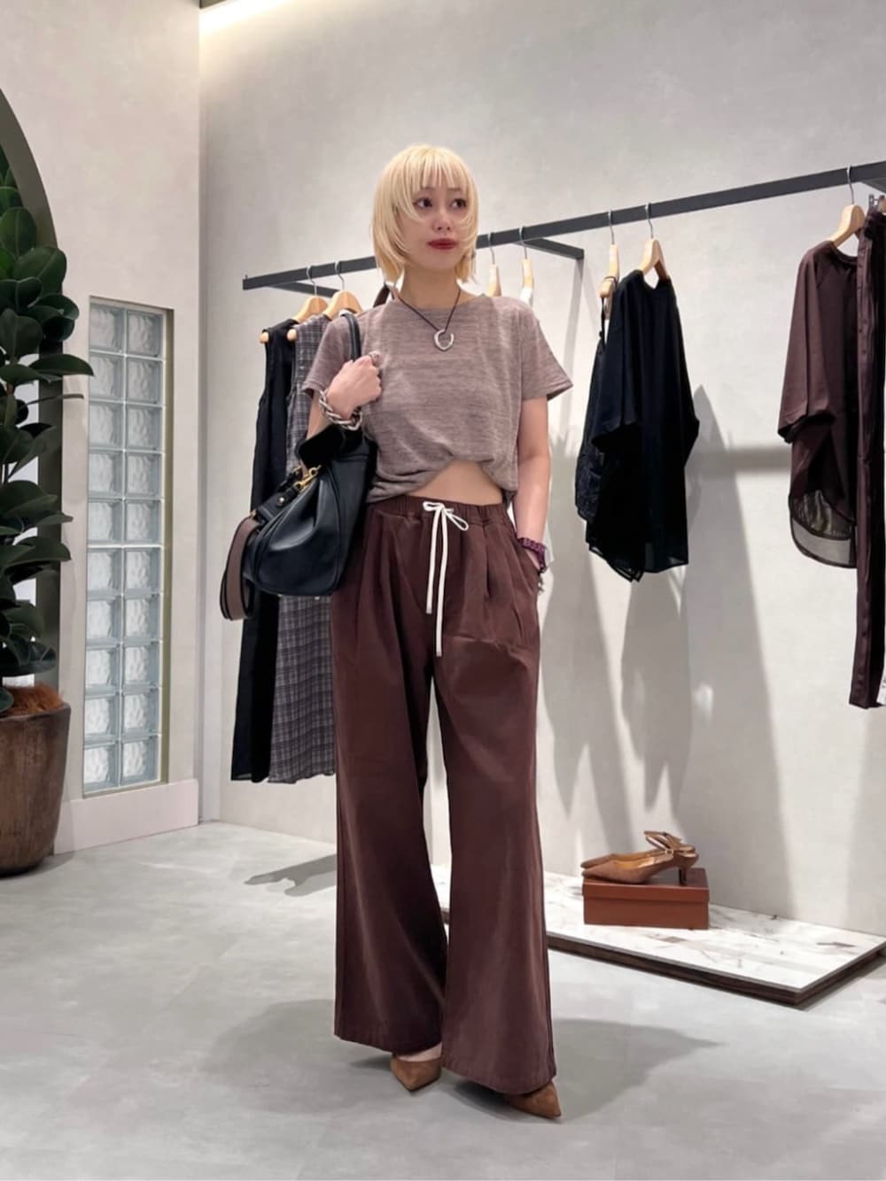 ブラウン系のデニムパンツ、ブラウン系のTシャツ/カットソーを着用したレディースの夏コーディネートの1枚目の写真