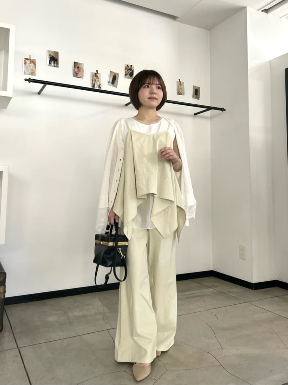 ホワイト系のカーディガン/ボレロ、ベージュ系のその他パンツ、ベージュ系のキャミソールを着用したレディースの夏コーディネートの1枚目の写真