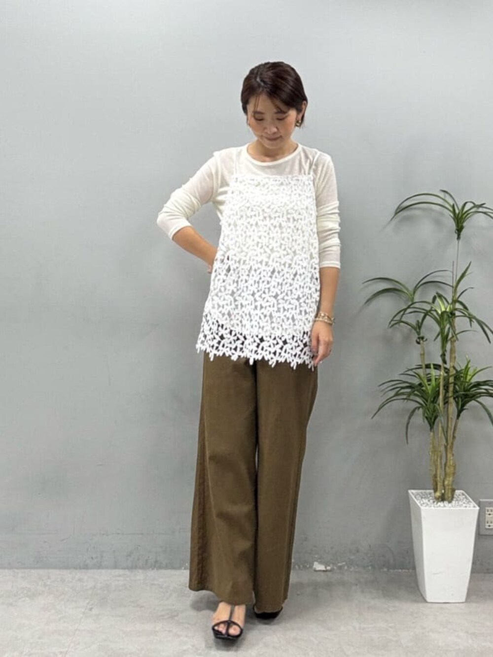 ベージュ系のその他パンツ、ホワイト系のキャミソール、ホワイト系のTシャツ/カットソーを着用したレディースの夏コーディネートの1枚目の写真