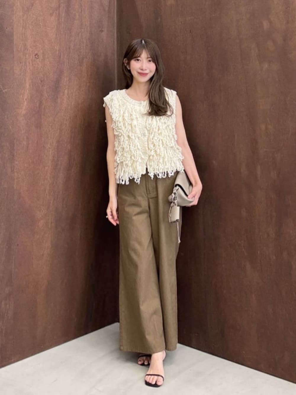 ベージュ系のショルダーバッグ、ベージュ系のその他パンツを着用したレディースの夏コーディネートの1枚目の写真