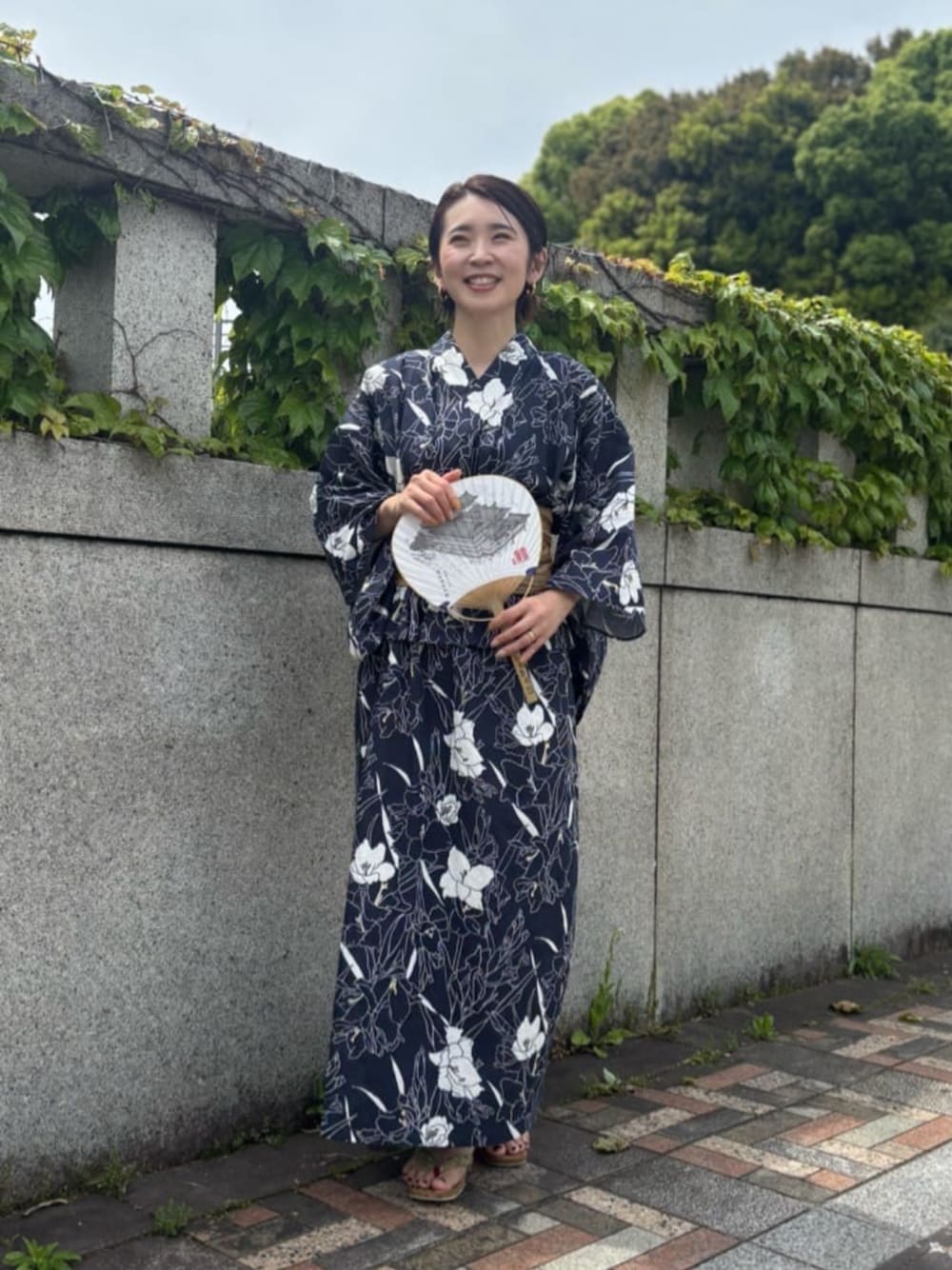 その他の浴衣、イエロー系の和装小物を着用したレディースの夏コーディネートの1枚目の写真