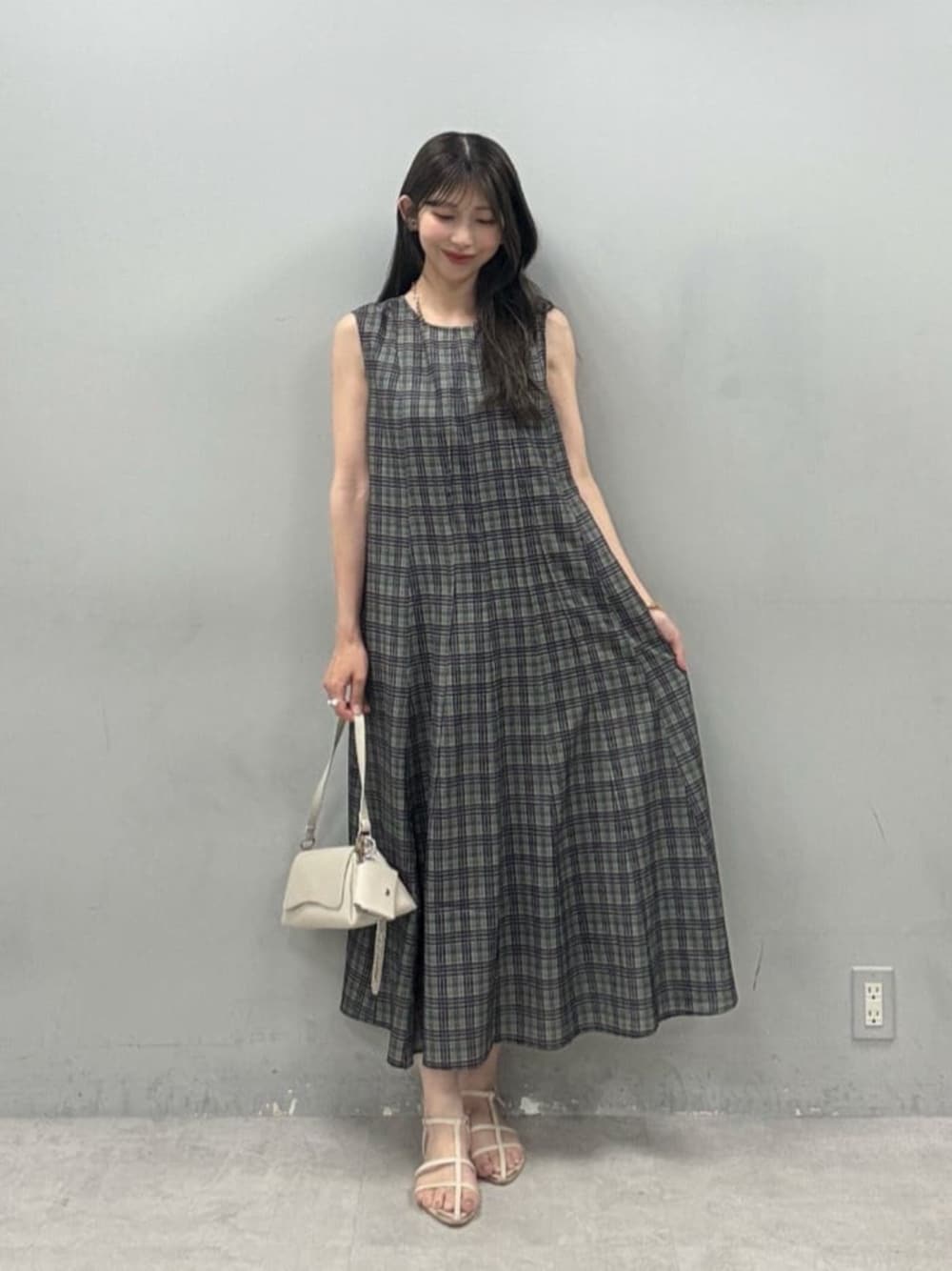 ベージュ系のショルダーバッグ、その他のワンピースを着用したレディースの夏コーディネートの1枚目の写真